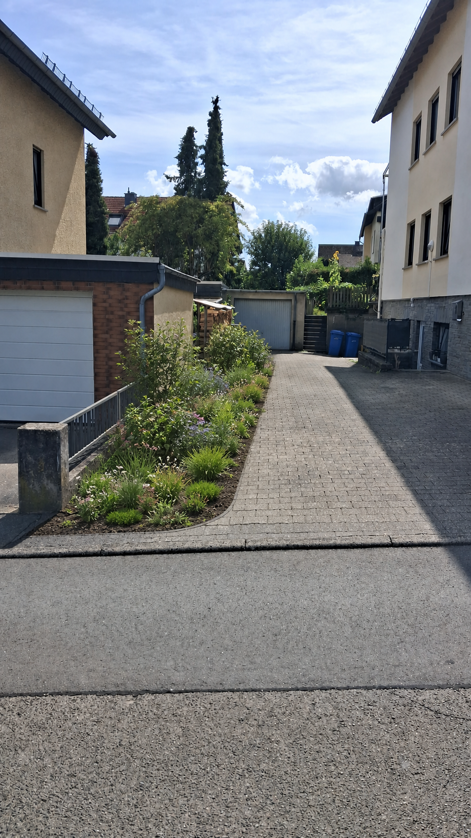 Visualisierung des Innenhofs mit einer größeren artenreichen Pflanzfläche