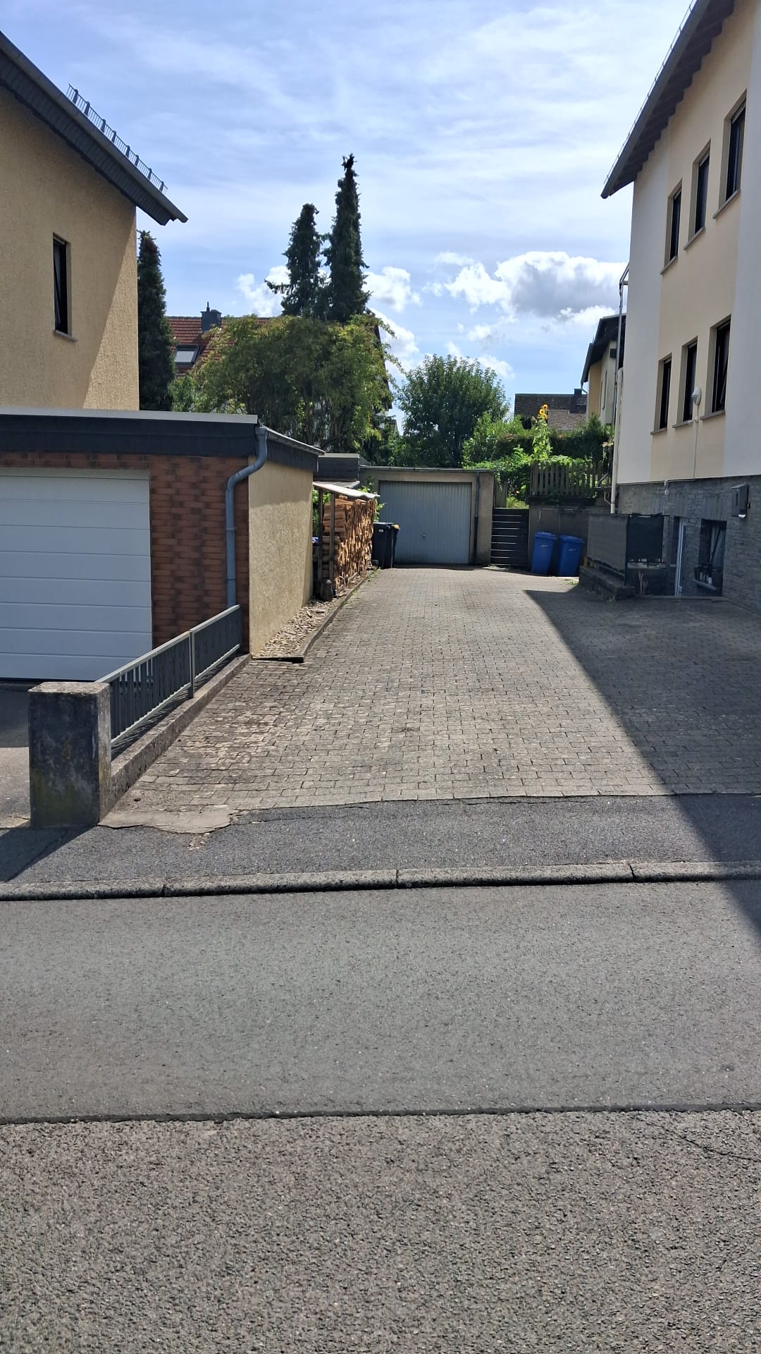 Vollständig gepflasterter privater Innenhof vor der Entsiegelung